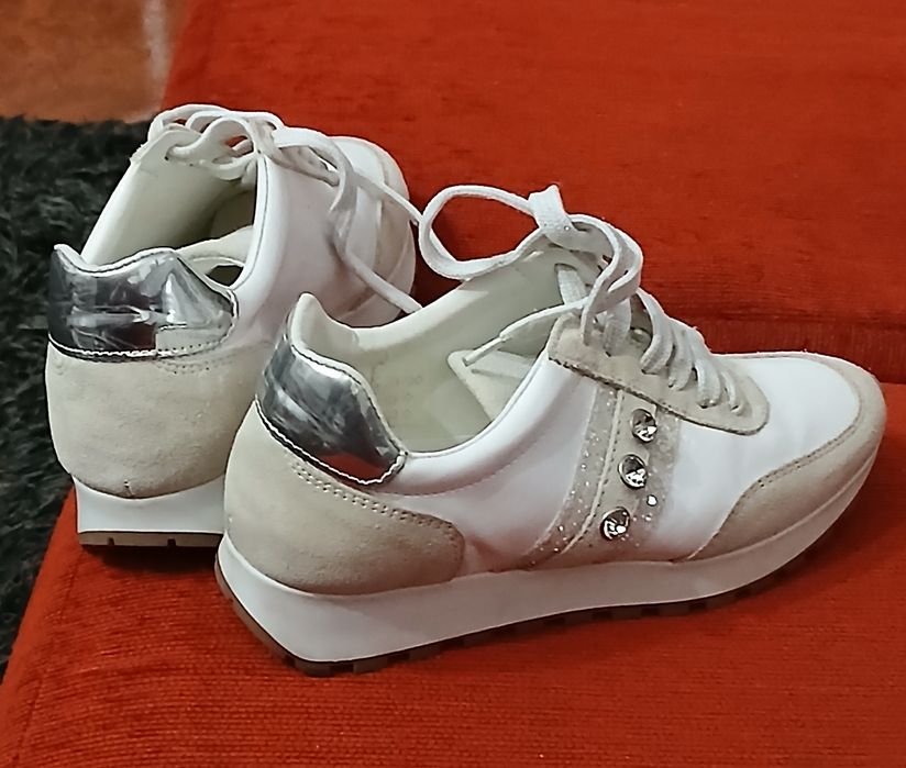 Vendo SAPATILHAS 35/36 usadas 1 vez, muito confortáveis como novas .