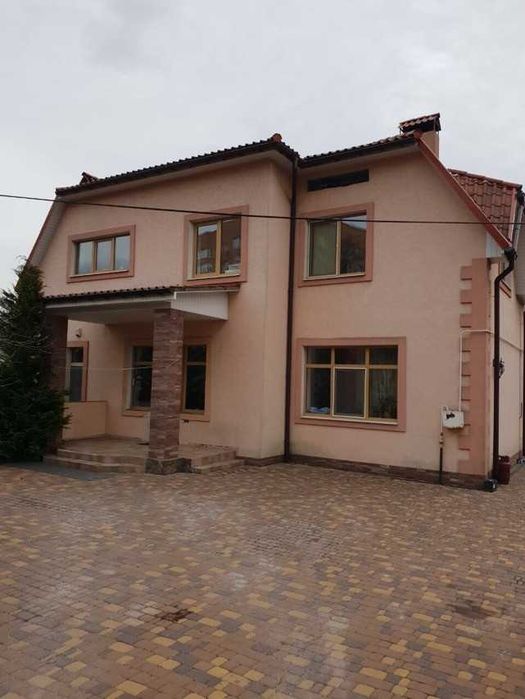 Продам двоповерховий будинок  230 мкв  з виходом до лісу по вул. Хрещатик.