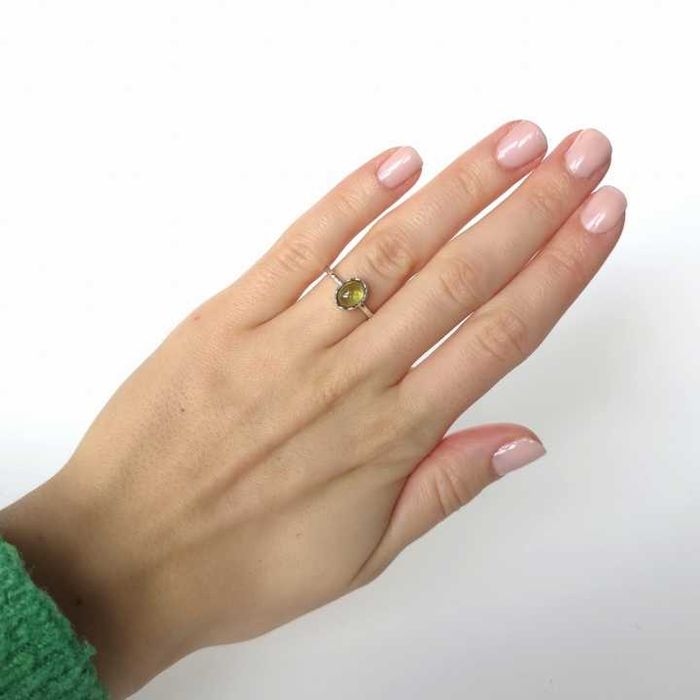 Pierścionek srebrny z naturalnym oliwinem