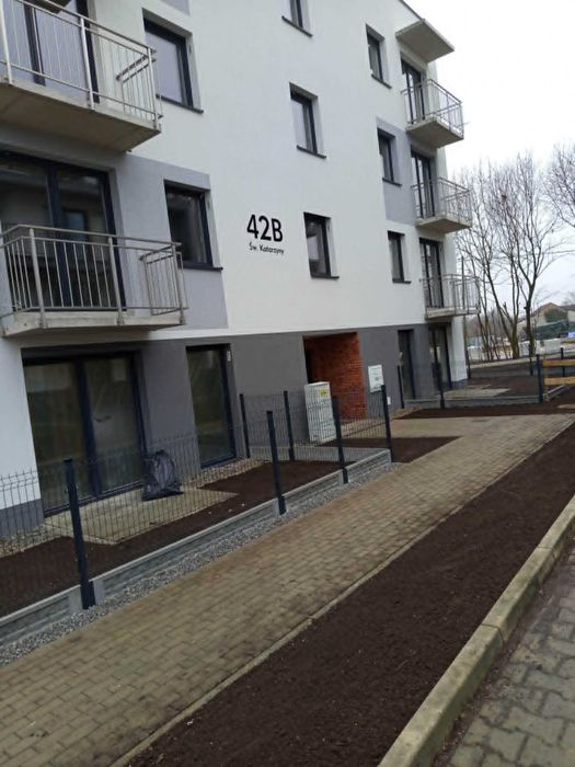 Nowoczesne mieszkanie z ogródkiem i miejscem parkingowym - Widok 2