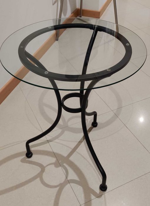Mesa de apoio c/ estrutura em ferro c/ tampo em vidro redondo (IKEA)