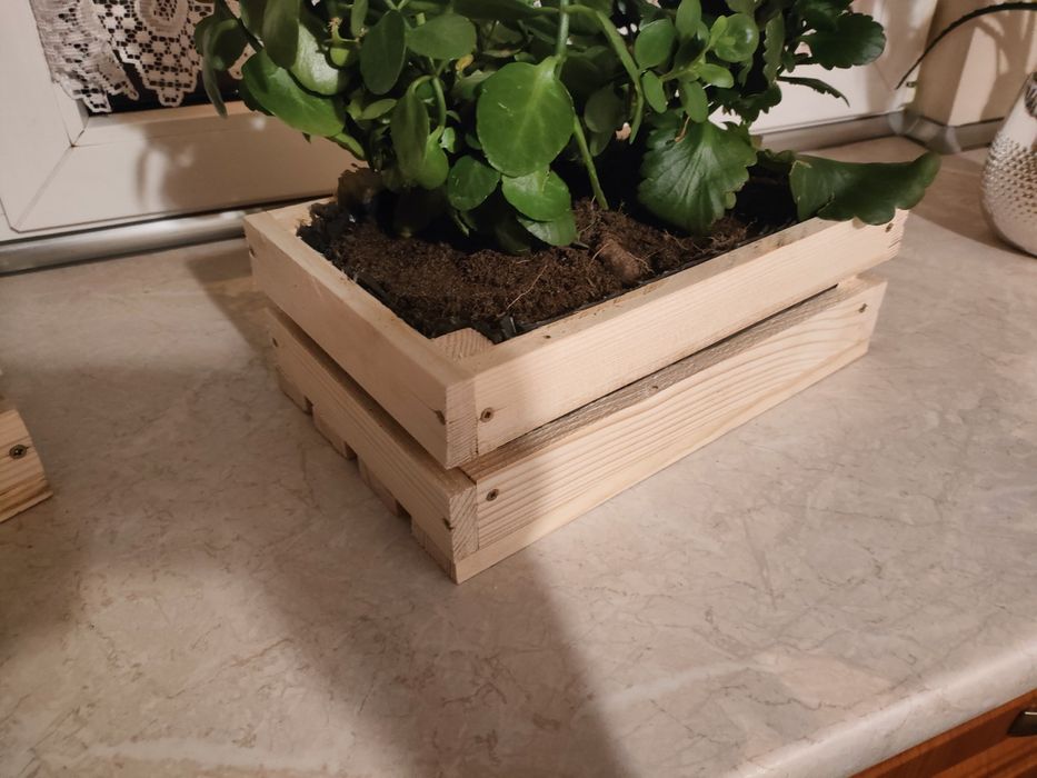 Skrzyneczka drewniana ozdobna, na kwiatki, przetwory sosnowa