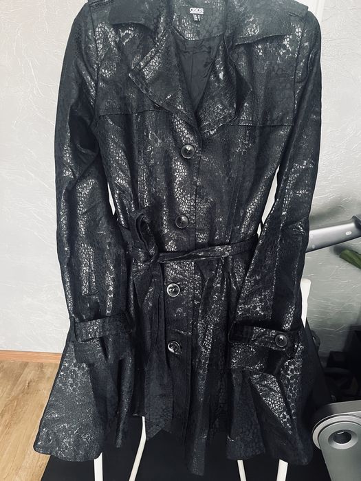 Czarny rozkloszowany płaszcz asos 38 połysk