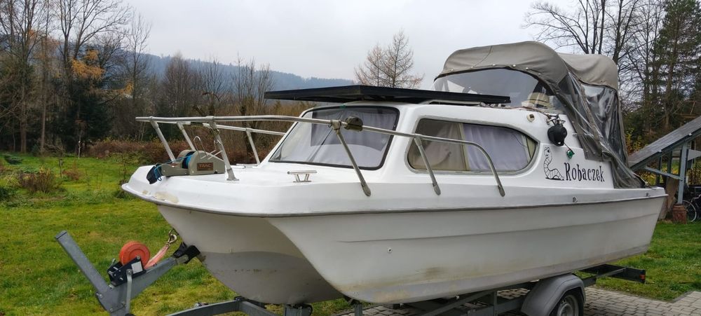 Łódź kabinowa z przyczepą zarejestrowaną