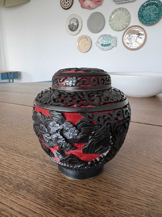 Pote Chinês Laça Esculpida Estilo Cinábrio, Vermelho/Preto, Motivo Pinheiros