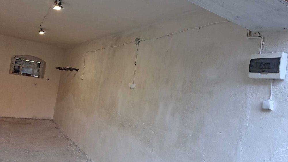 Wynajmę Garaż 19,7 m² | Pełne Oświetlenie + 4 Gniazdka | Czysty i Bezpieczny