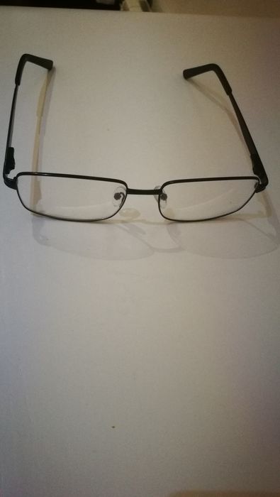 Óculos com lentes em acrílico