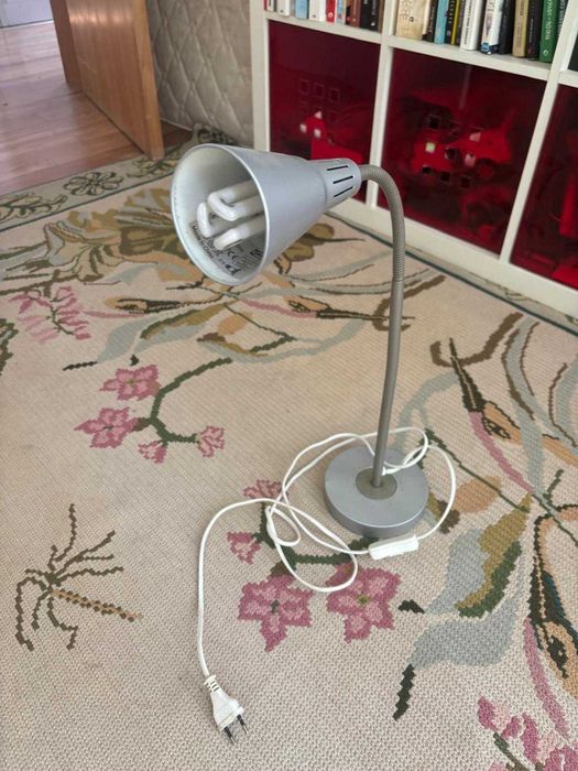 Candeeiro de Secretária com Pescoço Flexível Prateado – Estilo IKEA