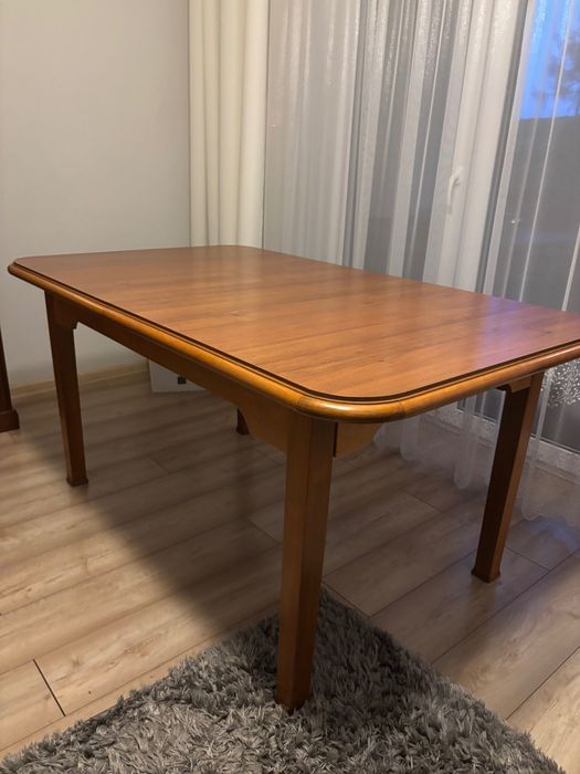 Komplet stół + 8 krzeseł + witryna