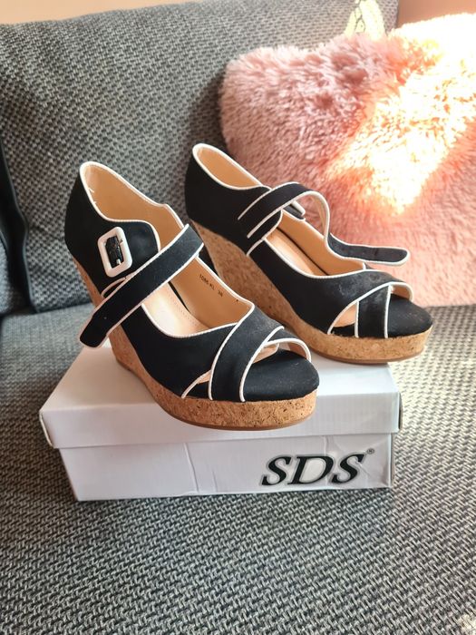 Buty na koturnie