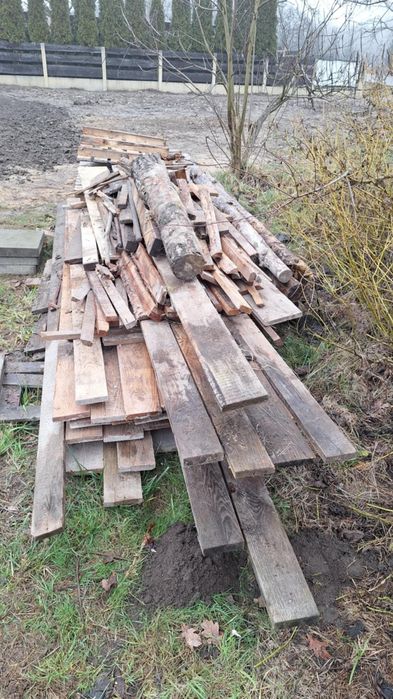 Deski, stemple, pozostałości po budowie