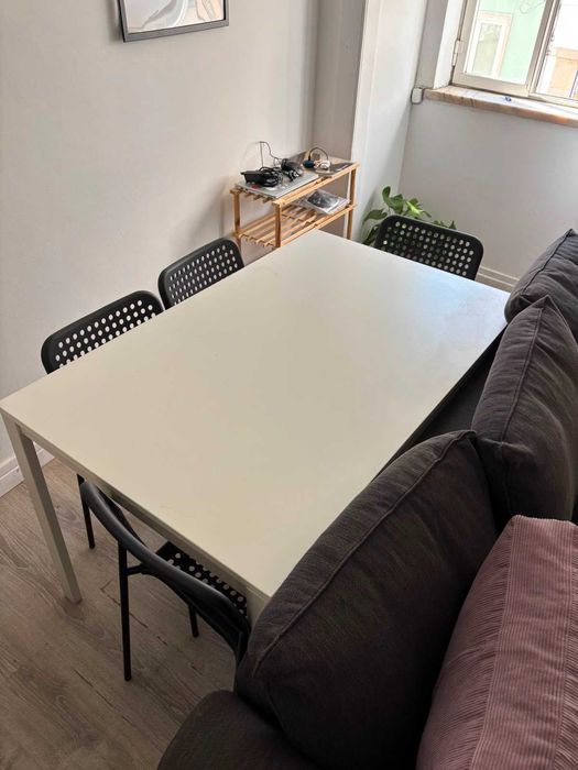 Mesa de jantar branca + 4 cadeiras pretas