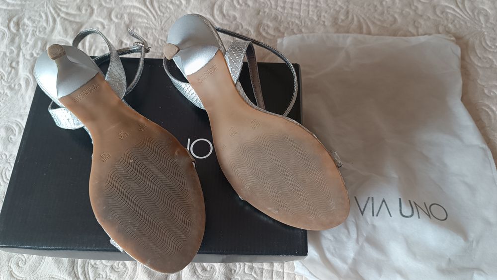 Sandália prata (cobra metal) da Via Uno