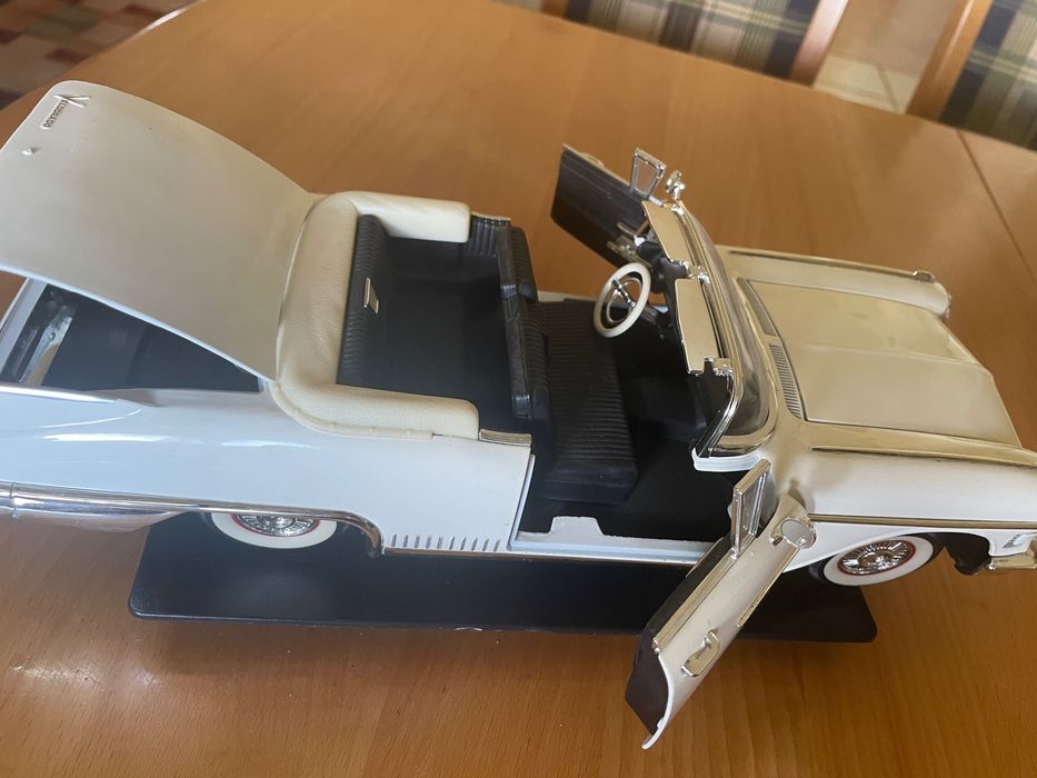 Model  kolekcjonerski samochodu cadillac 1:18