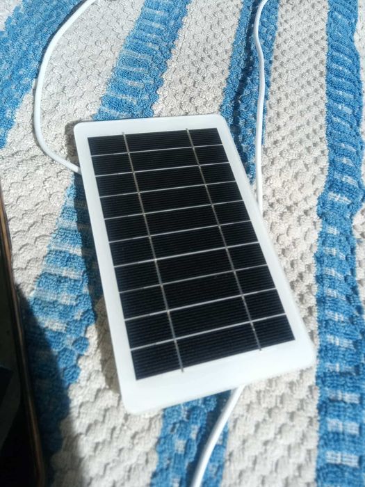 Зарядна сонячна панель. Сонячна станція.