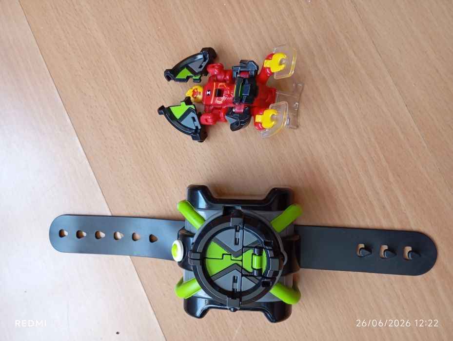 Relógio Ben 10 com 2figuras