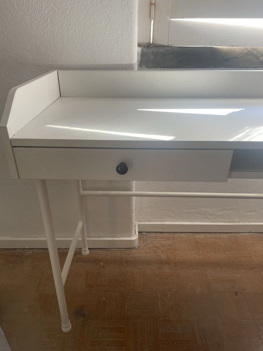 Secretaria Ikea em bom estado