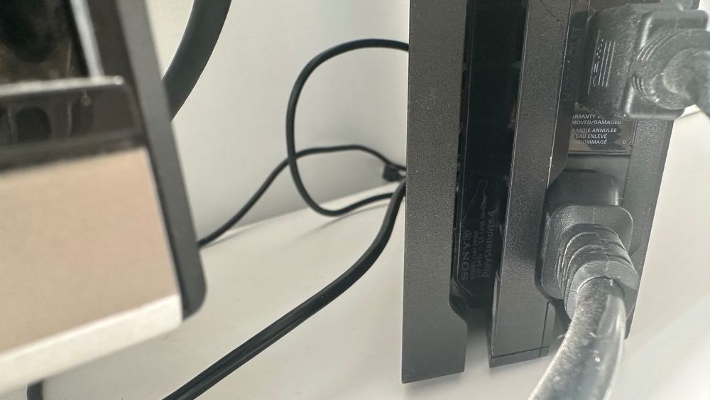 Продаю ігрову приставку Sony PlayStation 4 Pro 1TB