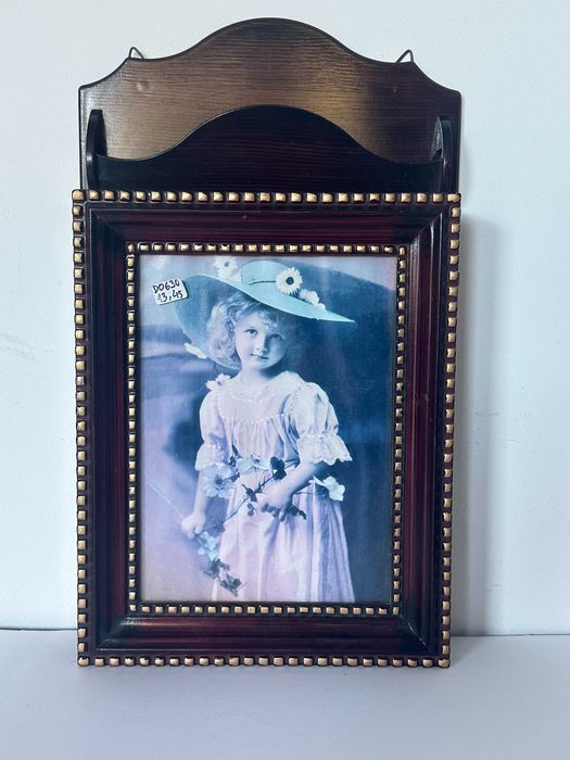 Chaveiro em plástico a imitar madeira.