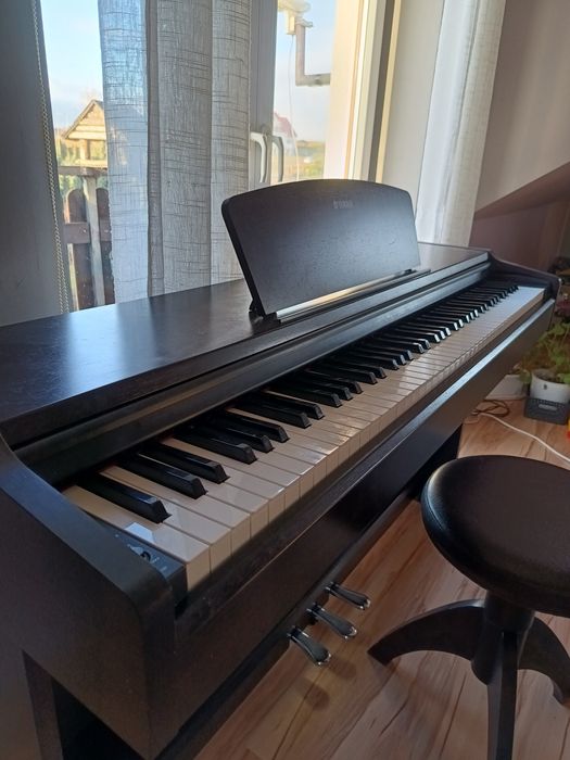 Pianino elektroniczne Yamaha, 88 klawiszy, brązowe + stołek