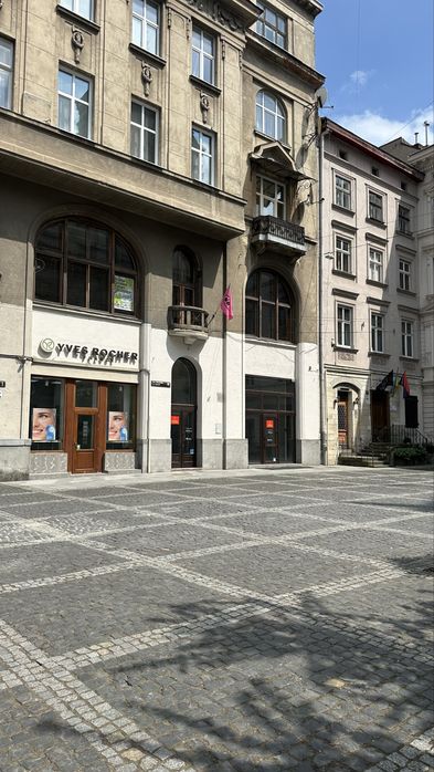 Оренда шикарного фасадного приміщення в самому центрі міста на площі Ангелів