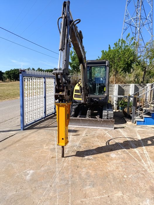 Trabalho de Mini Giratória e Camião Entre Outros