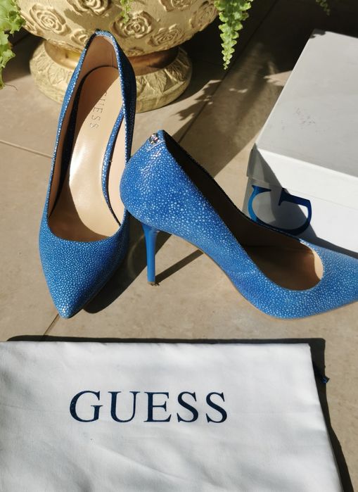 Skórzane szpilki Niebieskie Guess 38