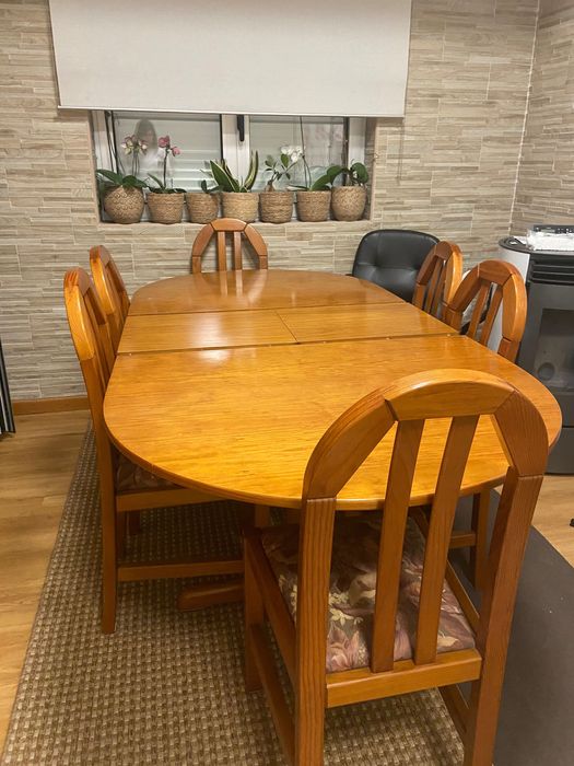 Mesa de jantar em Pinho francês maciço extensível com 6 cadeiras