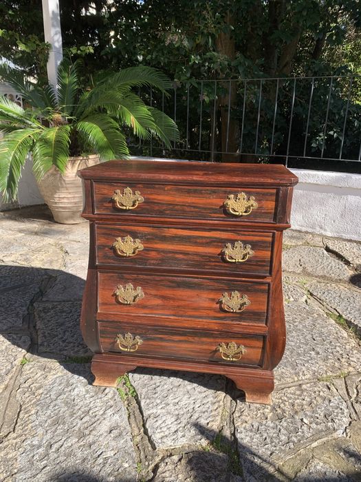 Pequena comoda em pau santo