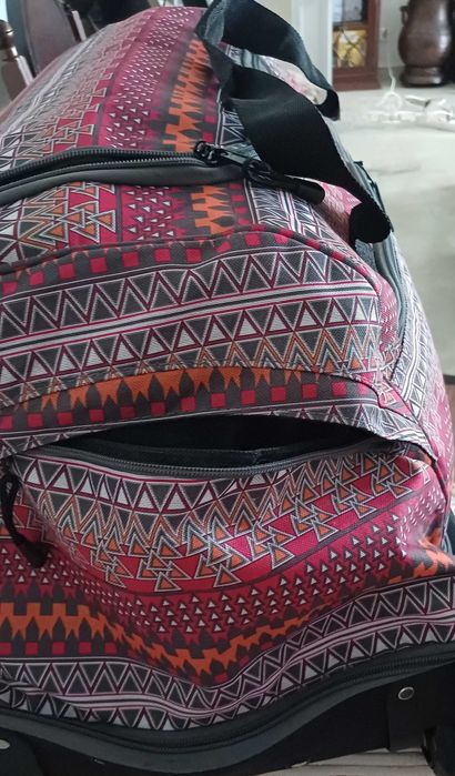 Saco para  viagem multicolor, com rodas e pega rebatível