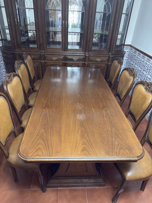 Mesa com 8 cadeiras
