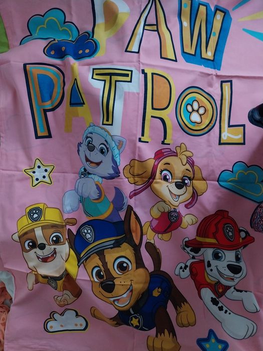 Poduszka, kołderka I 3 komplety pościeli