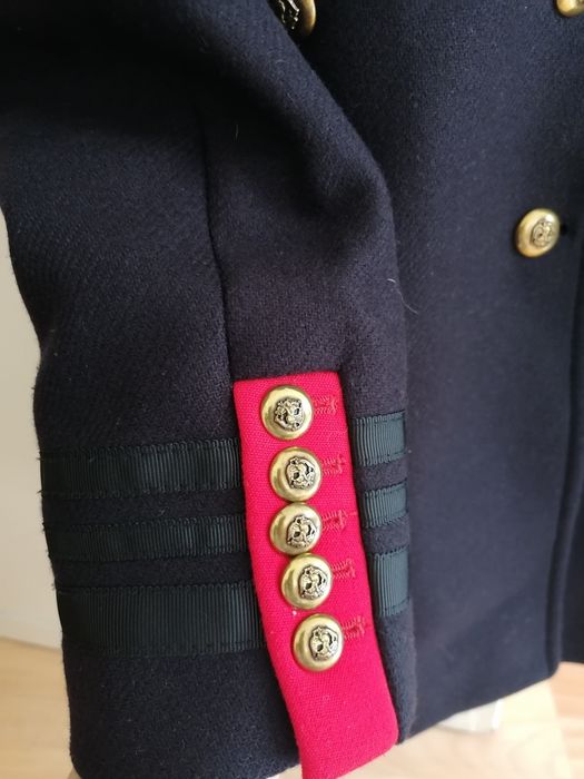 Casaco militar com detalhes