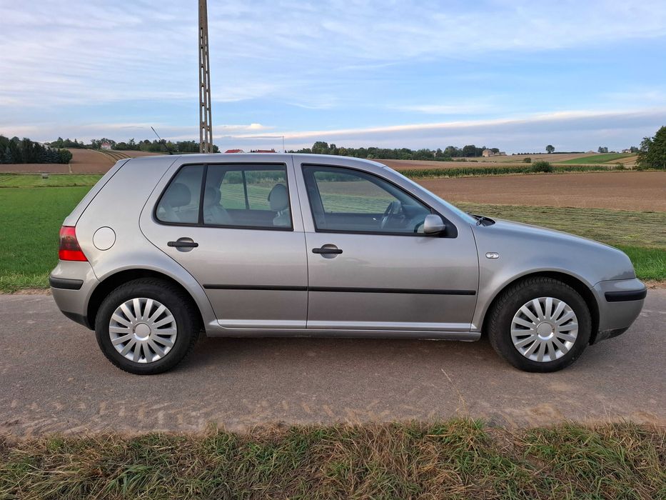 Golf IV**1.6 Benzyna**2002rok**5 drzwi**Opłacony**Klima