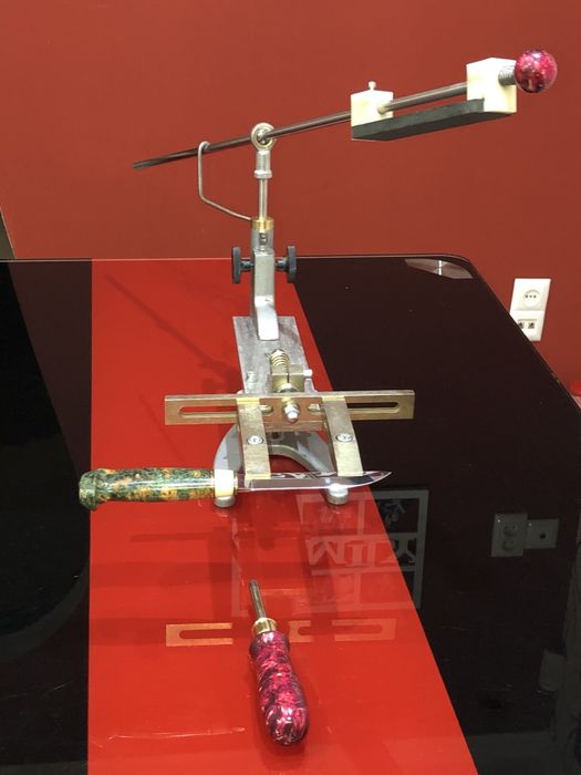 Станок для заточки ножів.