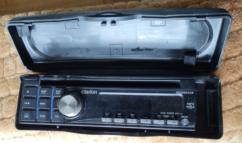 Panel radia CLARION DB288RUSB