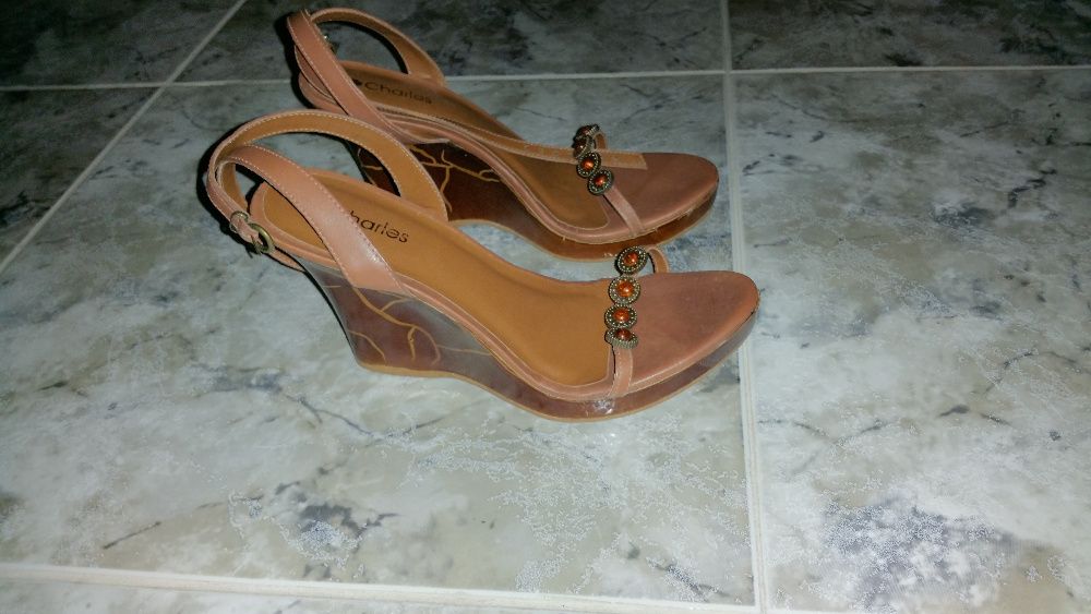 calçado - sandalias castanhas tam. 39 + Chinelos tam. 38 (varios)