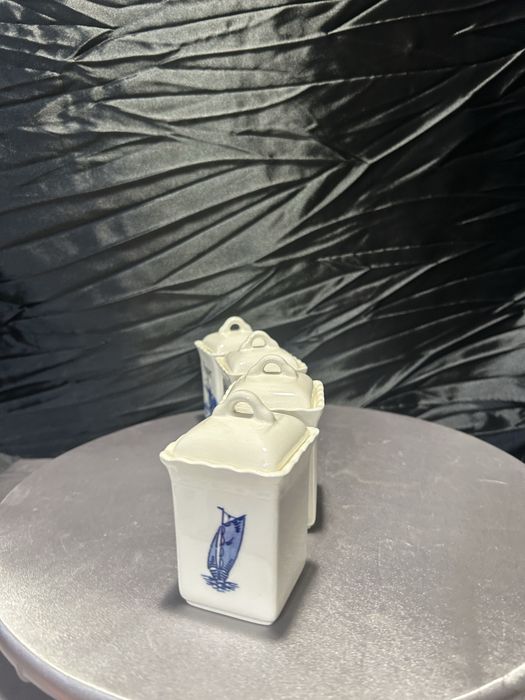 Zestaw czterech ceramicznych pojemników na przyprawy  styl holenderski