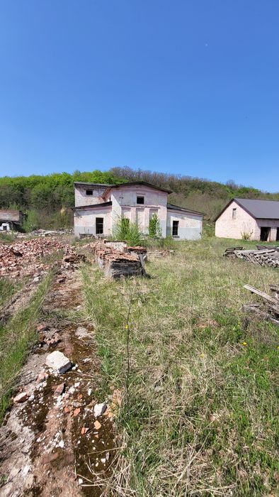 Продається комерційна ділянка з будівлями