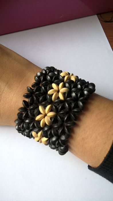 Pulseira missangas larga preto e bege (portes incluídos)