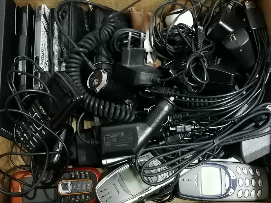 Baú Telefones + Acessórios *** Tudo 15€ ***