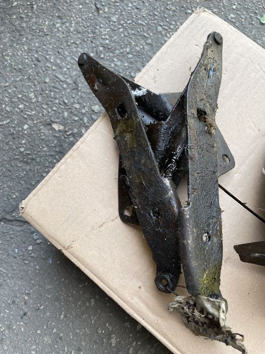 Кріплення  капоту  автомобіля ВАЗ 2106 ;  ВАЗ 2110