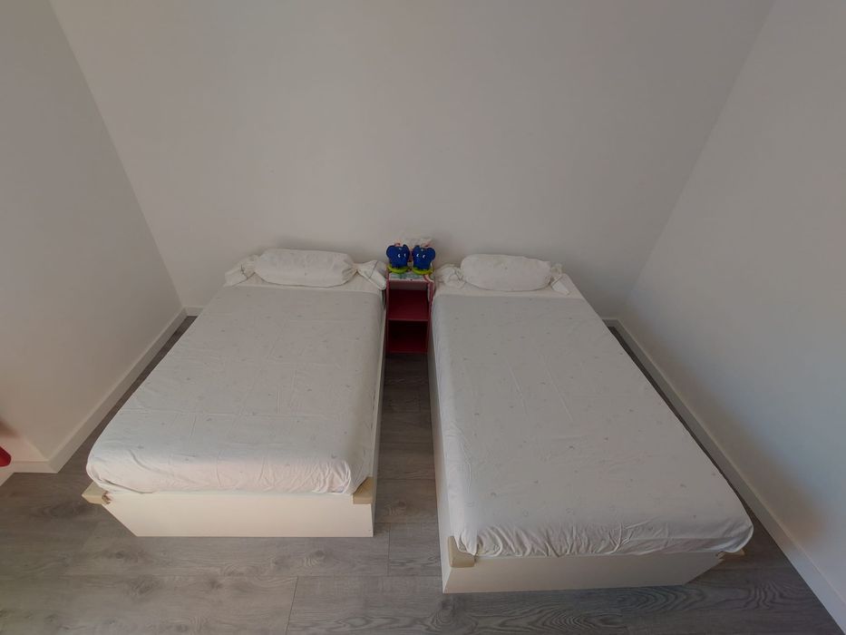 Cama com gaveta de arrumação