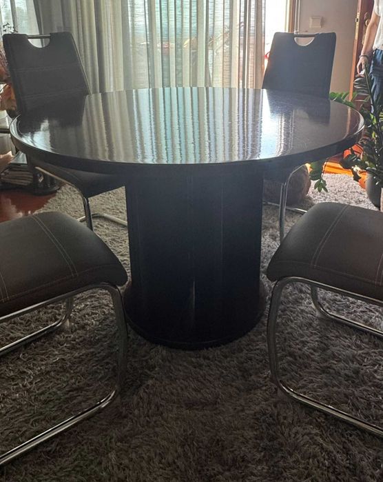 Mesa redonda alto brilho e 4 cadeiras usado