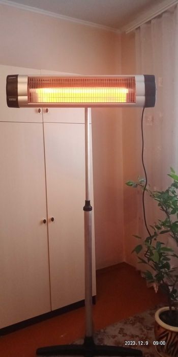 Ультрафіолетовиий обігрівач Lіberton 2500 на ніжці  та Daeewoo2000