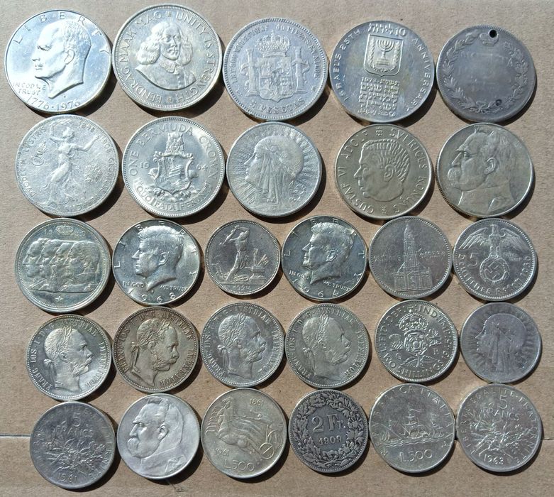 Продам срібні монети великого та середнього розміру