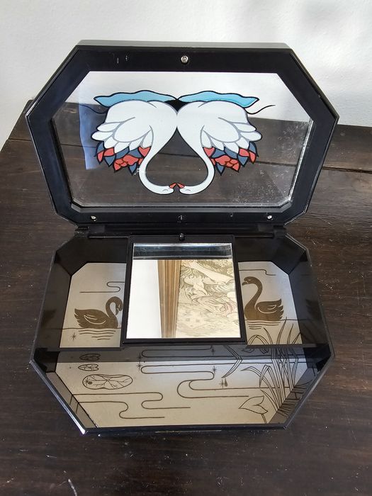 Caixa de música (de corda) guarda joias