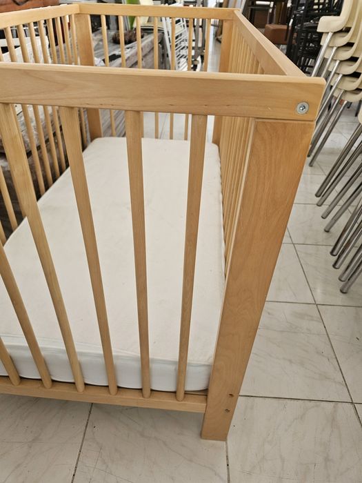 Berço de bebé com colchão