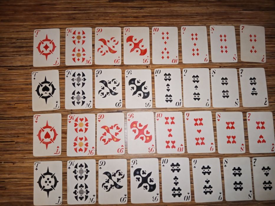 Игральные карты, стос, пулемет.