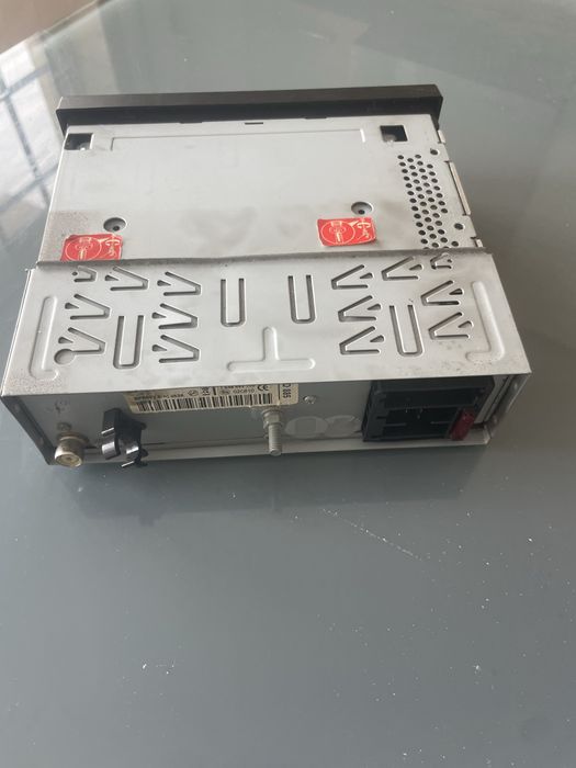 Auto radio como novo,tem um problema em se por o belume  de som,por vezes se roda i nao vai ao som que  se quer